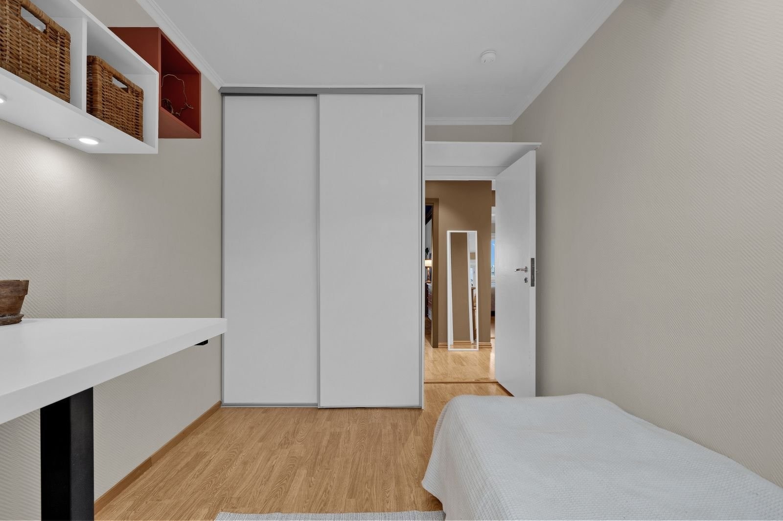 Stort garderobeskap med god lagringsplass. Galleribilde