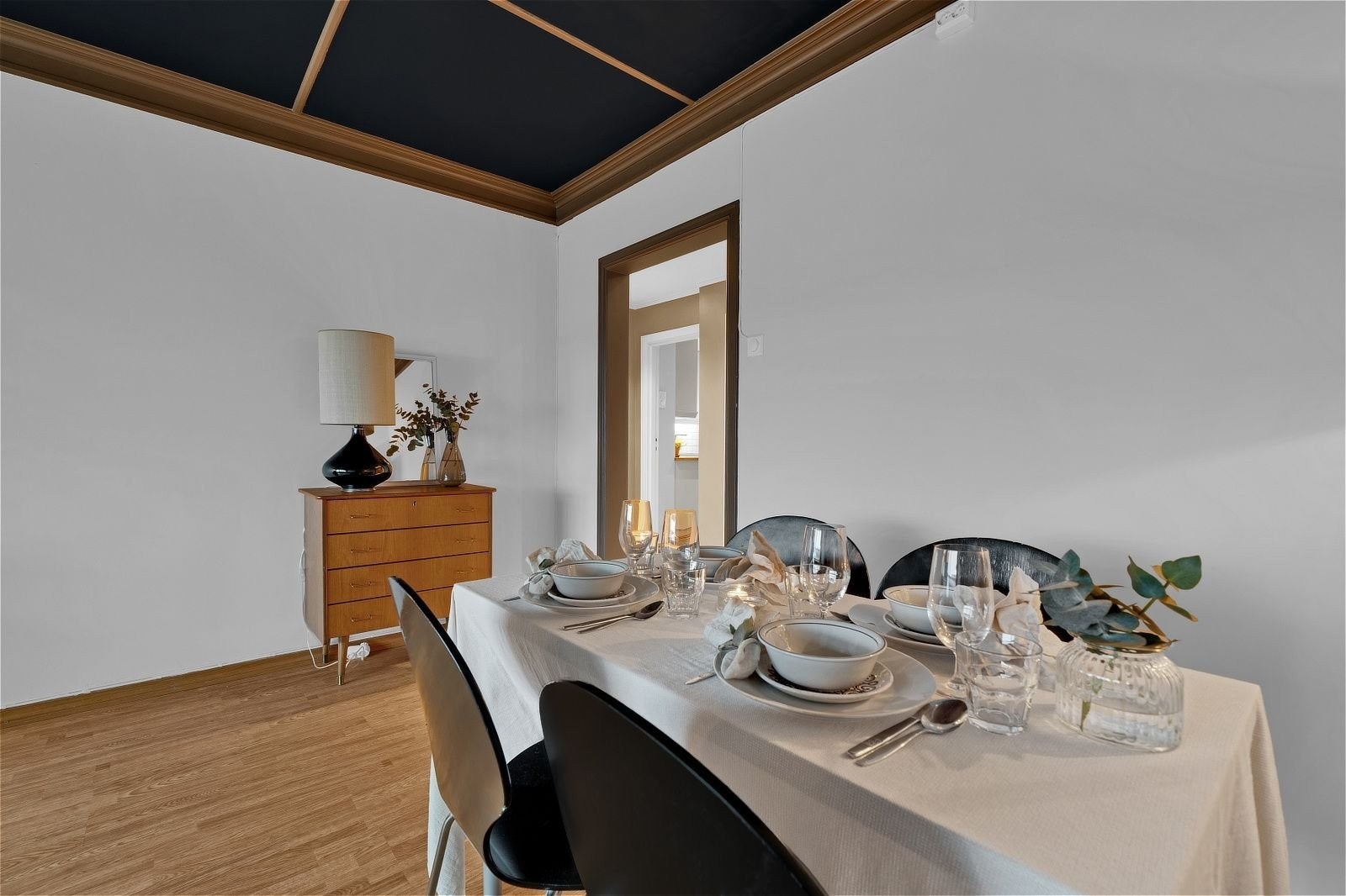 Det er fin plass til spisegruppe i stuen. Galleribilde