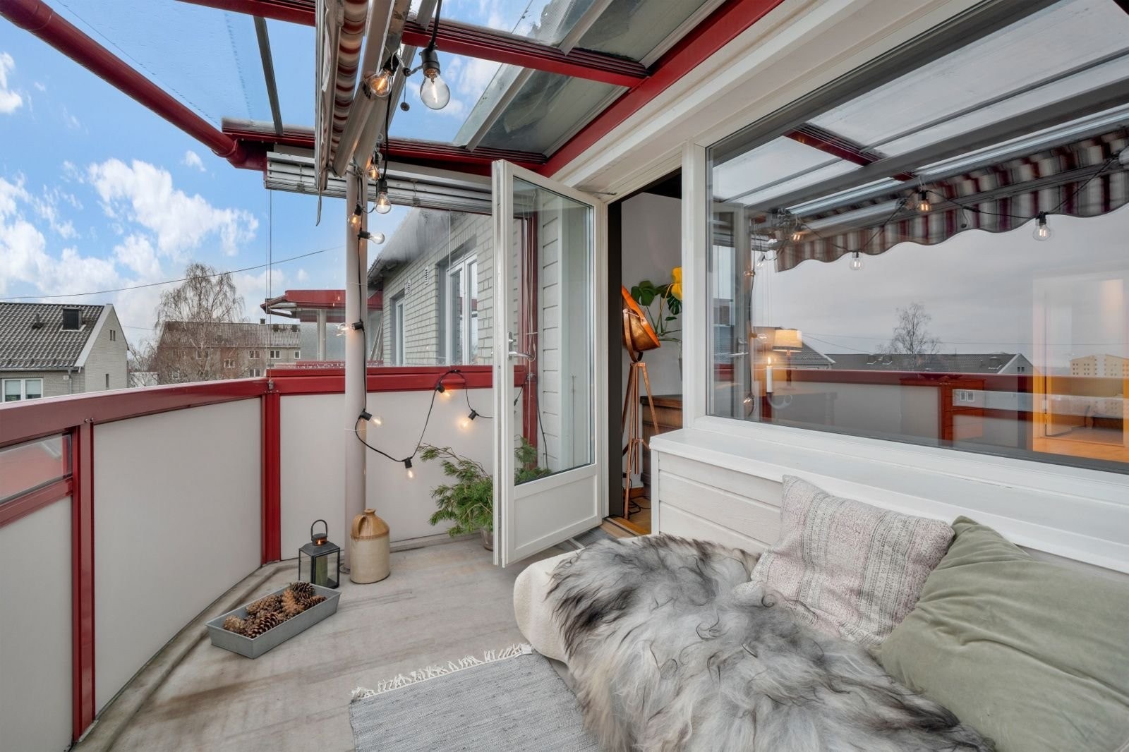 Adkomst til 6kvm sør-vendt balkong fra stuen. Beliggenheten i 4.etg gir fine utsiktsforhold og minimalt med innsyn. Galleribilde