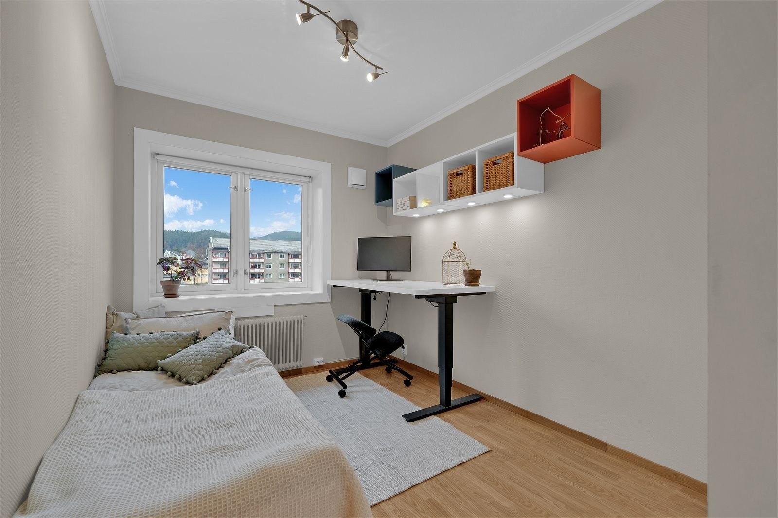 Det andre soverommet er lyst og fint, og passer perfekt som barnerom, gjesterom eller kontor. Galleribilde