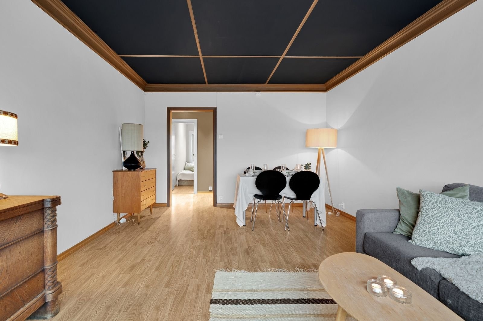 Rommet har fine detaljer. Varmtvann og fyring er inkludert. Galleribilde