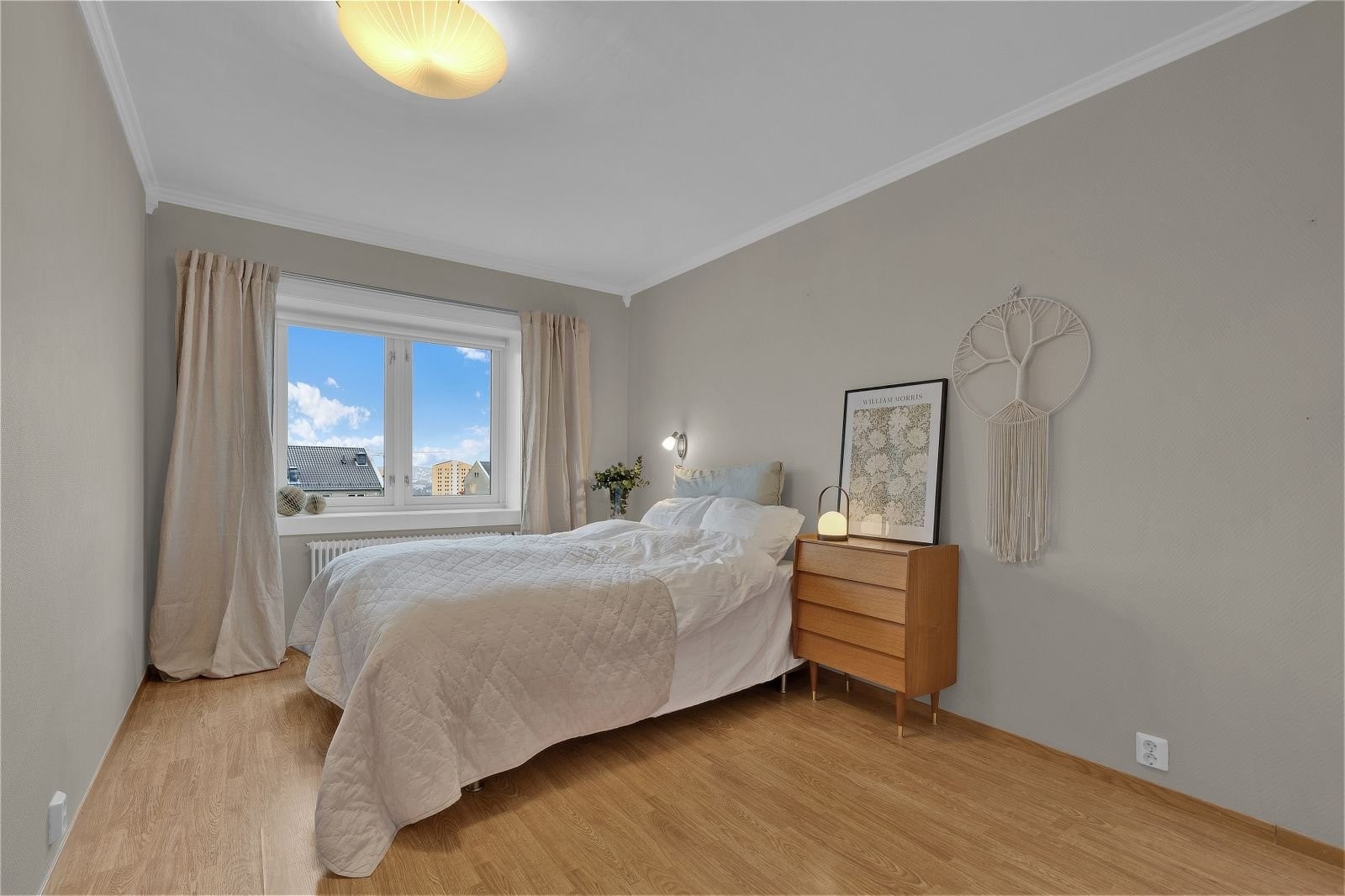 Hovedsoverommet er av god størrelse med plass til dobbeltseng og øvrig møblement. Galleribilde