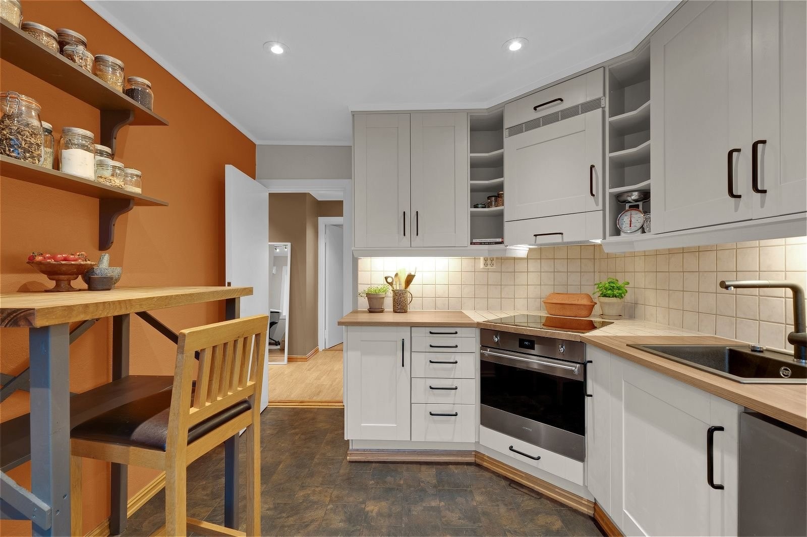 Kjøkkenet er romslig med rikelig benk- og skapplass. Praktisk med belysning under overskapene. Galleribilde