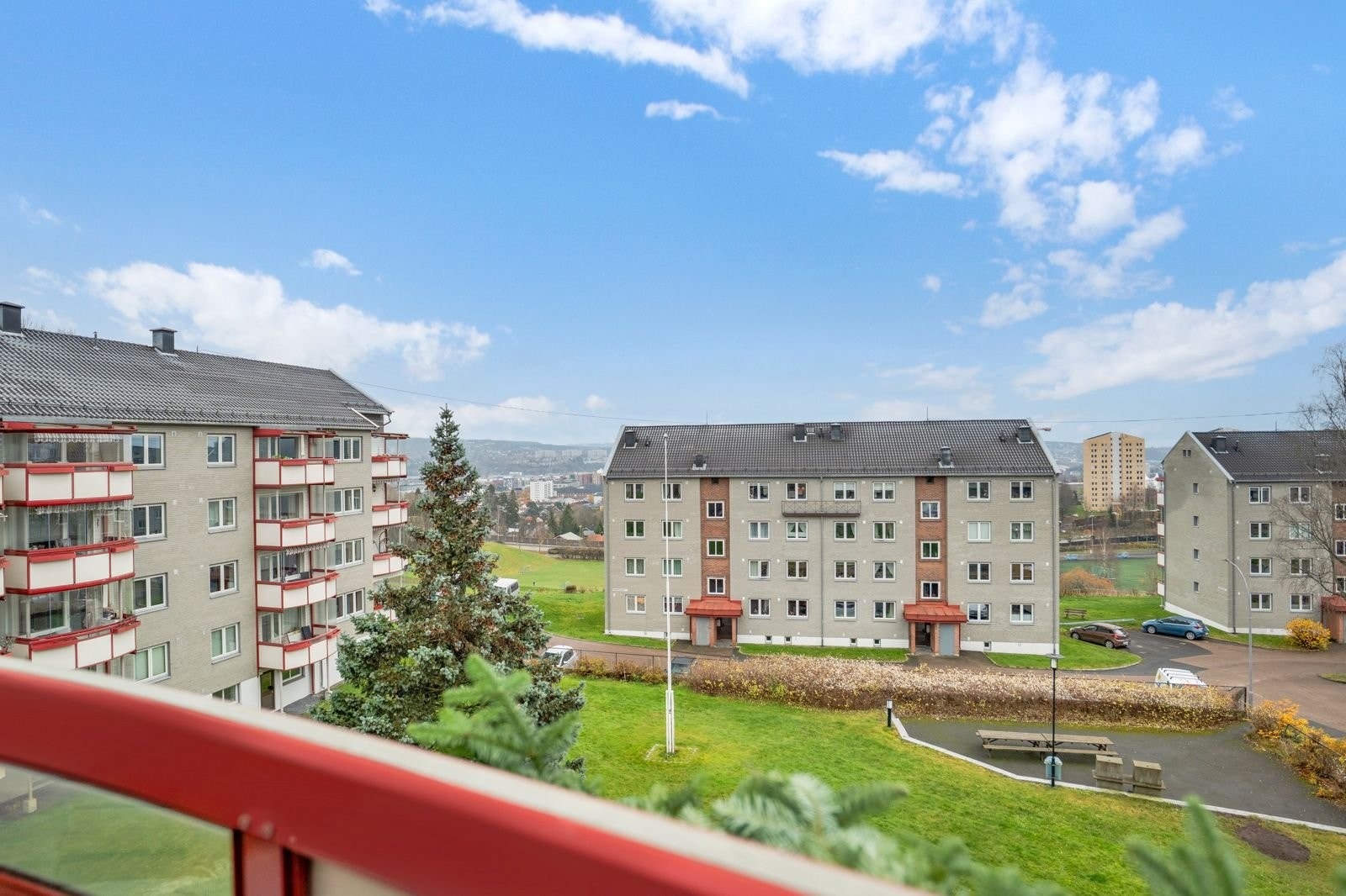 Balkongen har herlige solforhold, med fint og luftig utsyn mot rolige grøntområder. Galleribilde