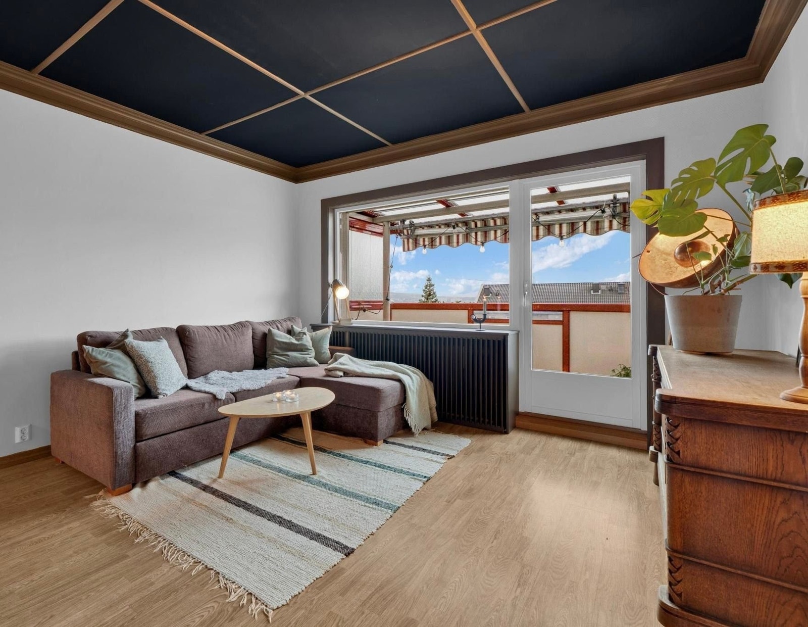 Stuen har rikelig med naturlig lys fra store vindusflater. Galleribilde