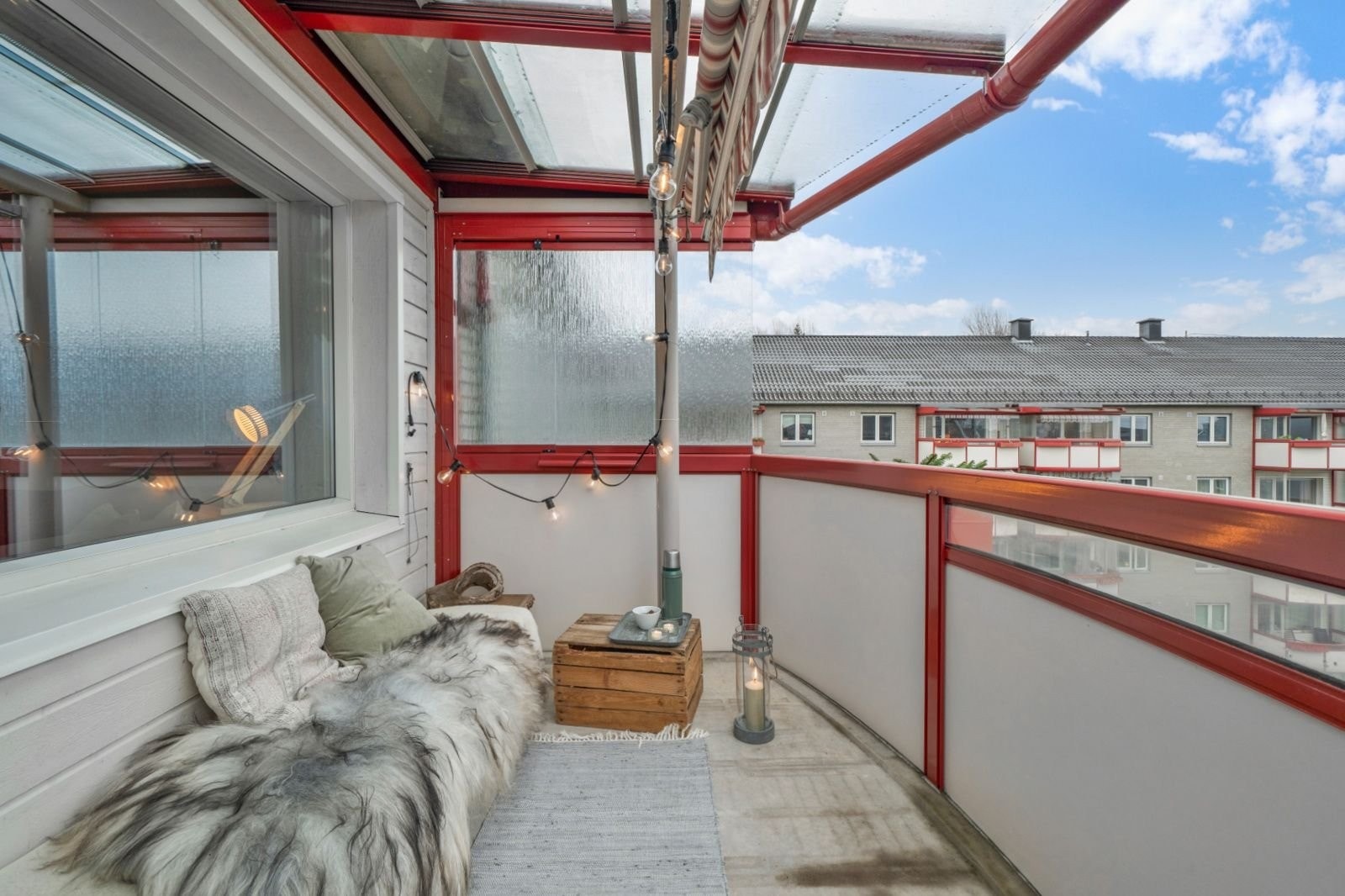 Balkongen har markise og er delvis overbygd med glasstak. Galleribilde