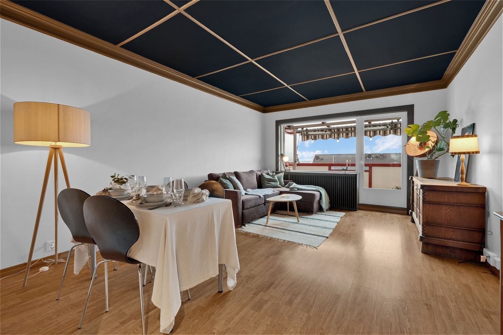 Stuen oppleves romslig, med god plass til møblering i flere soner. Galleribilde