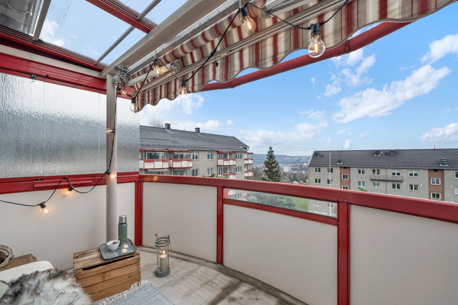 Leiligheten har gode bokvaliteter som balkong, nærhet til marka, buss og dagligvare. Galleribilde