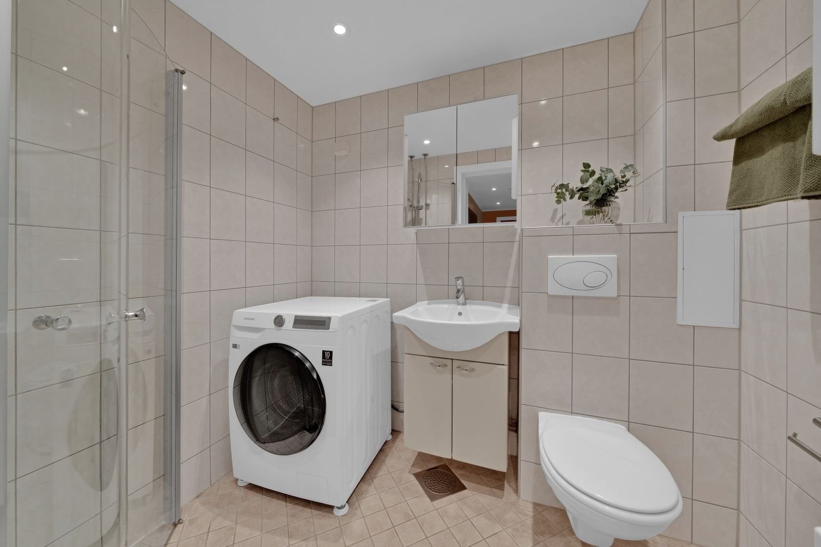 Pent bad renovert i regi av borettslaget i 2010, med opplegg for vaskemaskin. Innfellbare dusjvegger. Galleribilde