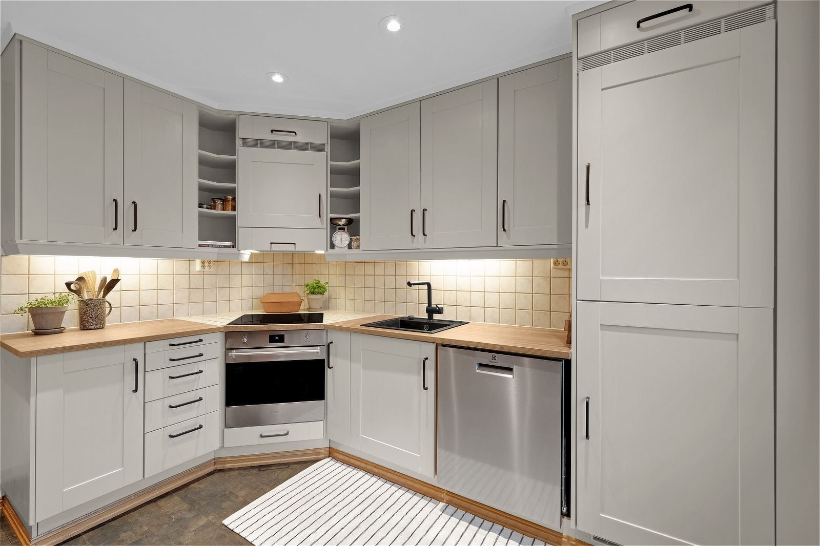 Integrert oppvaskmaskin, kjøleskap, komfyr og induksjonstopp. Galleribilde