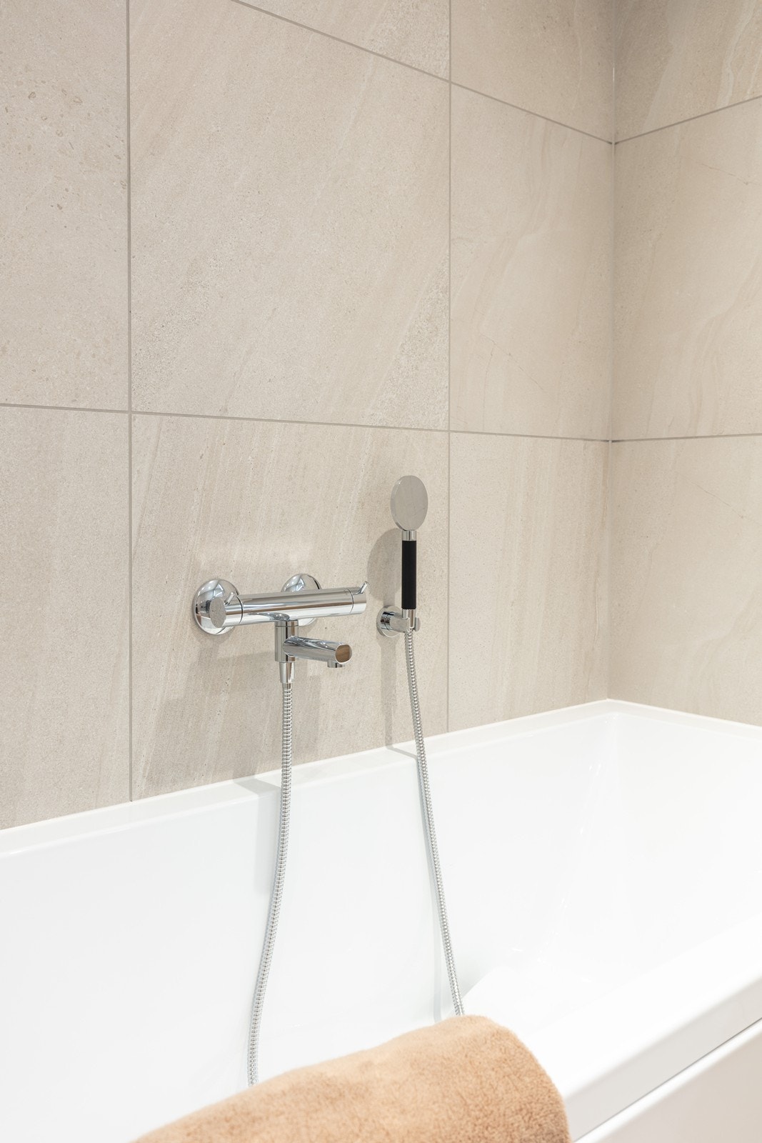 Badekar med oppgradert blandebatteri. Badet har en god og delikat utførelse. Galleribilde