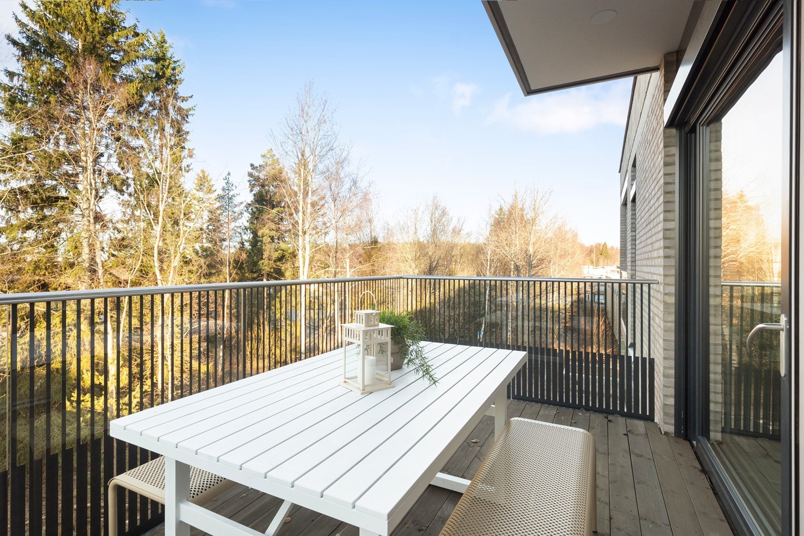 Balkongen utenfor stuen har god plass til utemøbler. Galleribilde