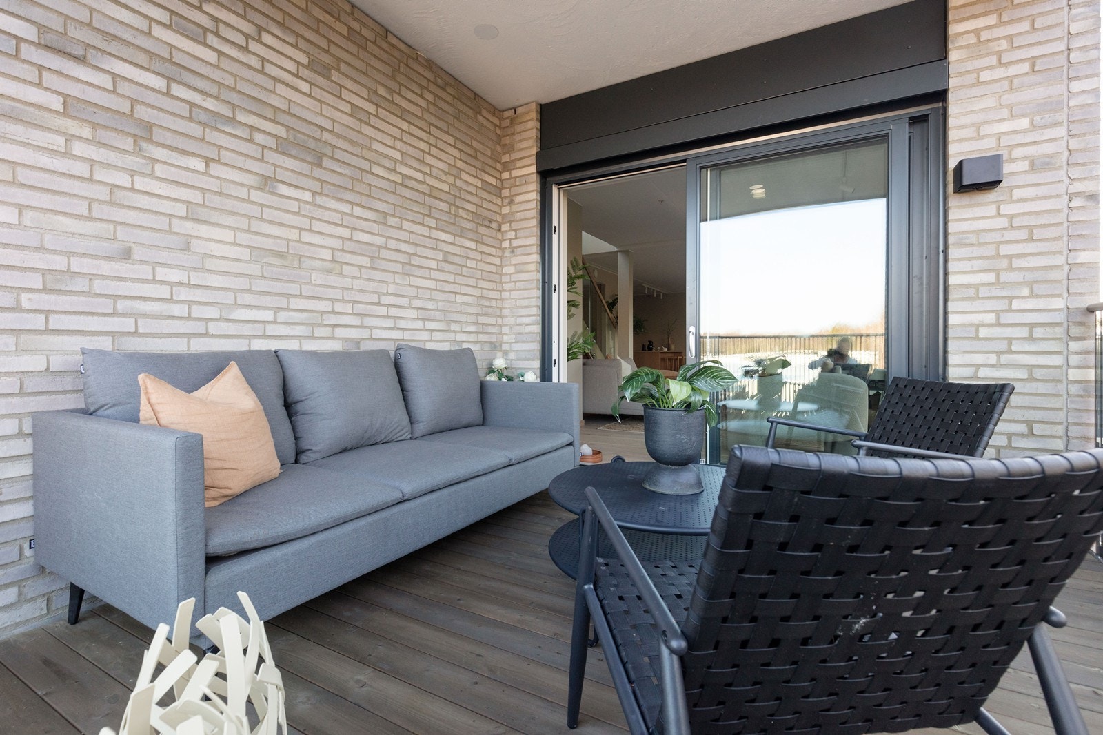 Teglsteinsveggen gir en lun og trivelig stemning på uteplassen. Galleribilde