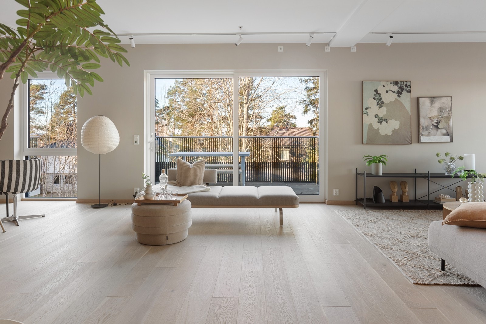 Leilighetens hovedetasje har en åpen planløsning med gjennomgående 1-stavs eikeparkett. Galleribilde