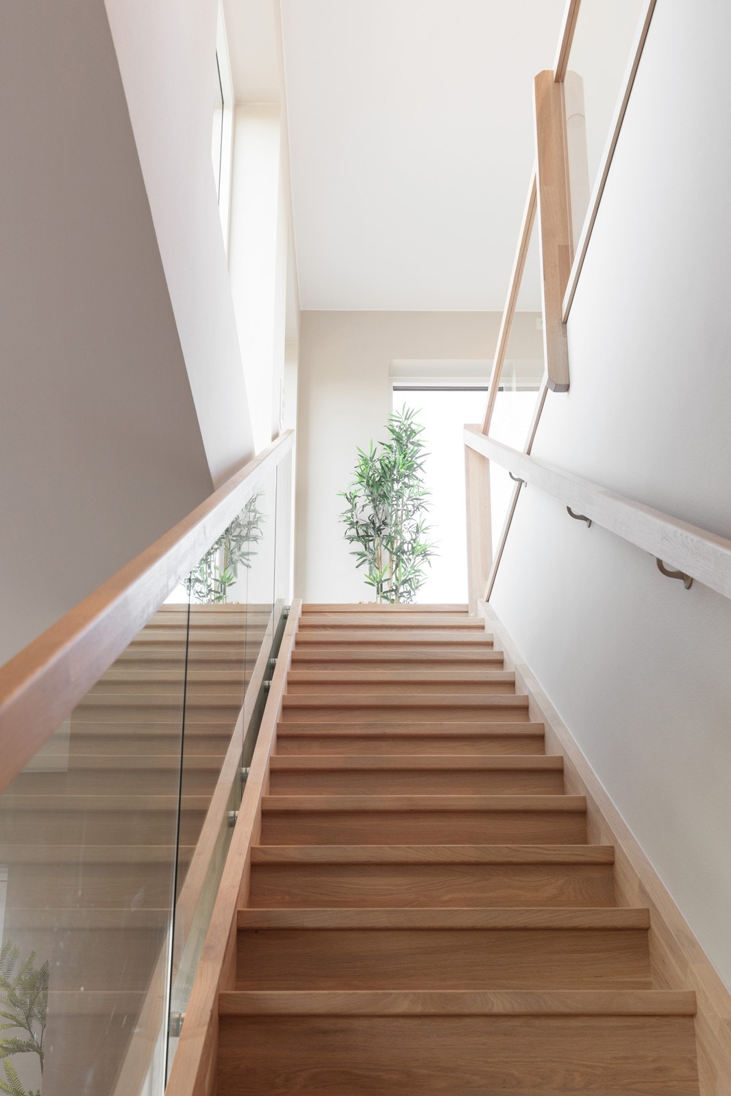 Store vinduer i trappeløpet gir godt med naturlig lys. Galleribilde