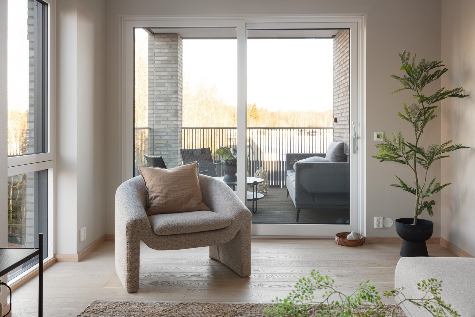 Fra stuen er det direkte utgang til en av leilighetens tre balkonger. Galleribilde