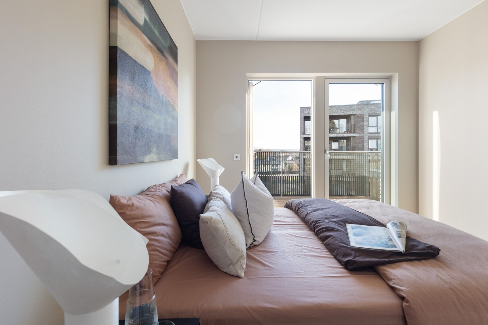 Balkongdøren gir rikelig med naturlig lys inn på soverommet. Det er også montert solskjerming på vinduene. Galleribilde