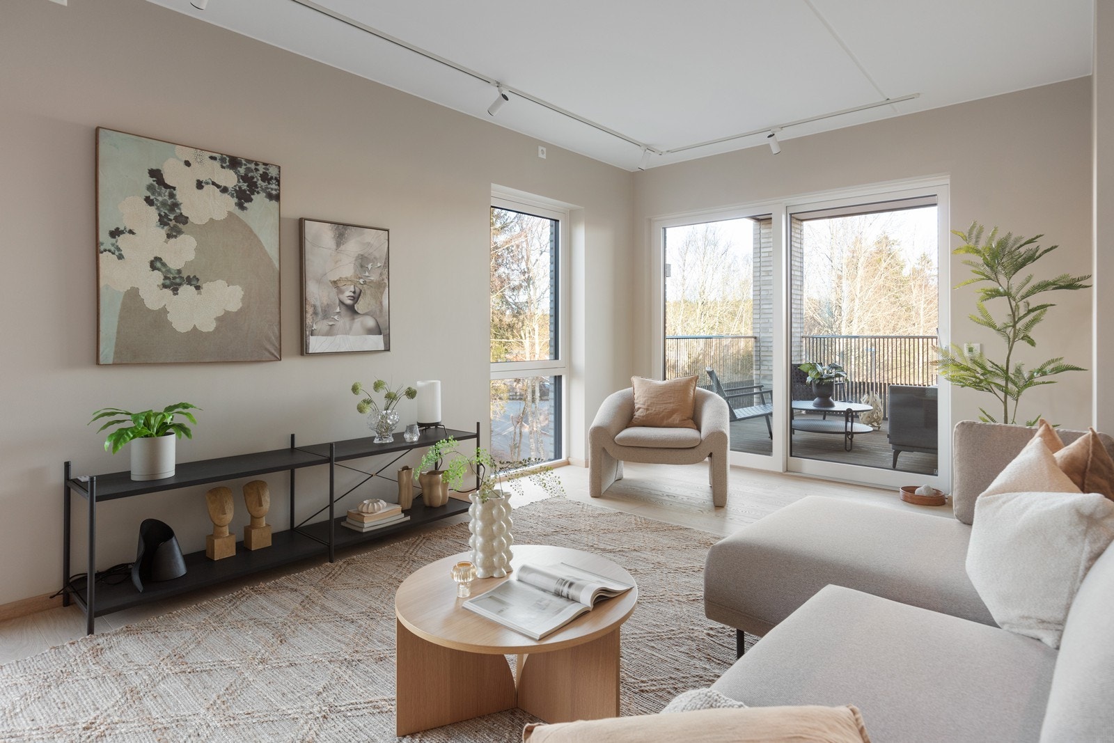 Rommet er enkelt å innrede med flere soner for sosialt samvær. Galleribilde