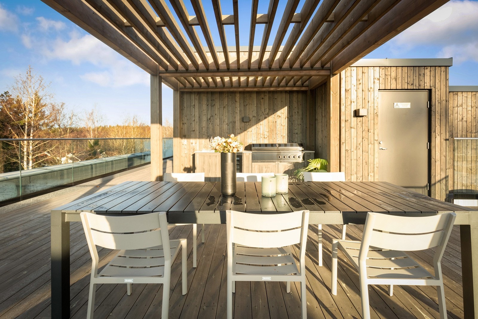 Utekjøkkenet er utstyrt med grill, vask og kjøleskap. Galleribilde