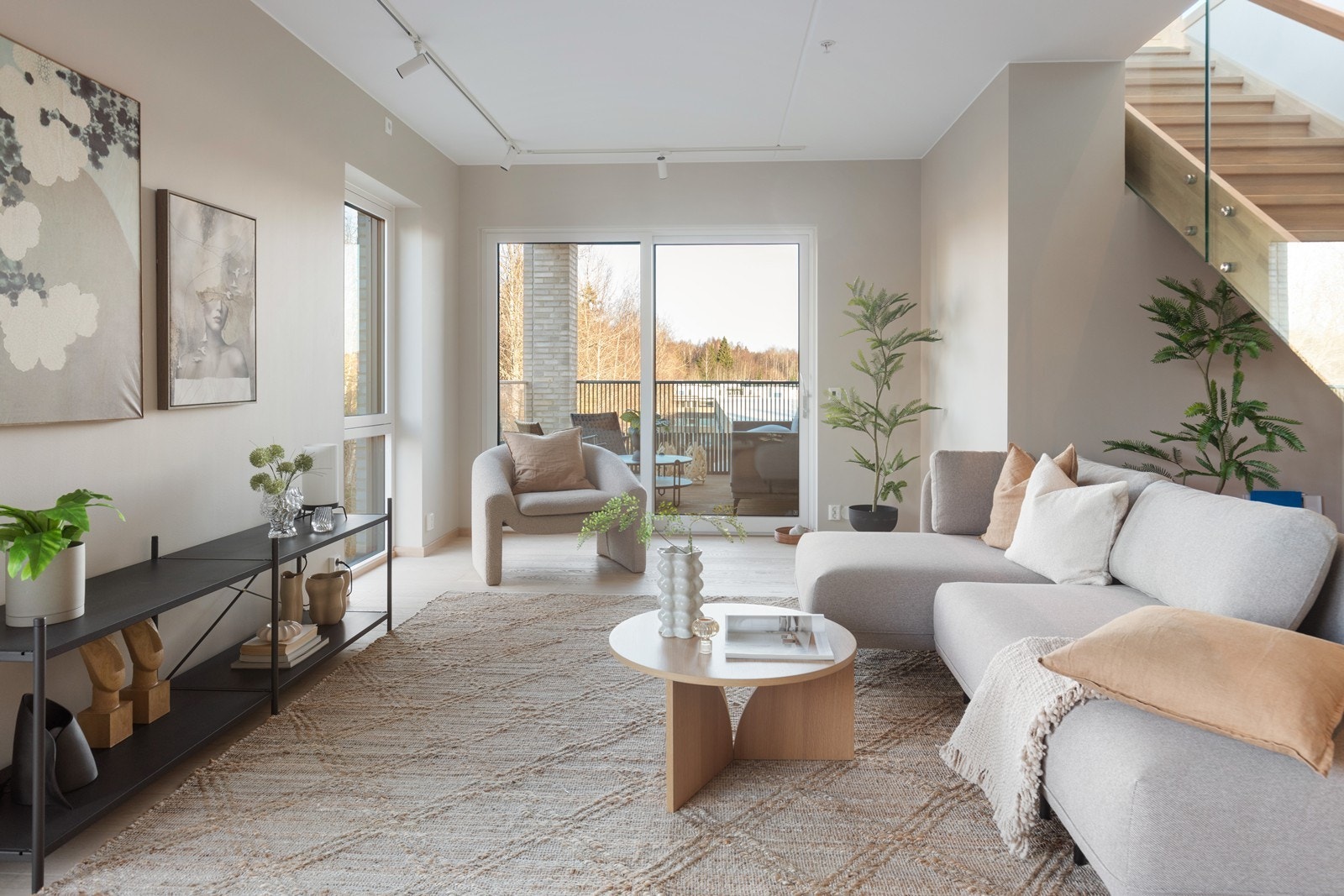 Store vindusflater og god takhøyde gir en lys og luftig atmosfære. Galleribilde