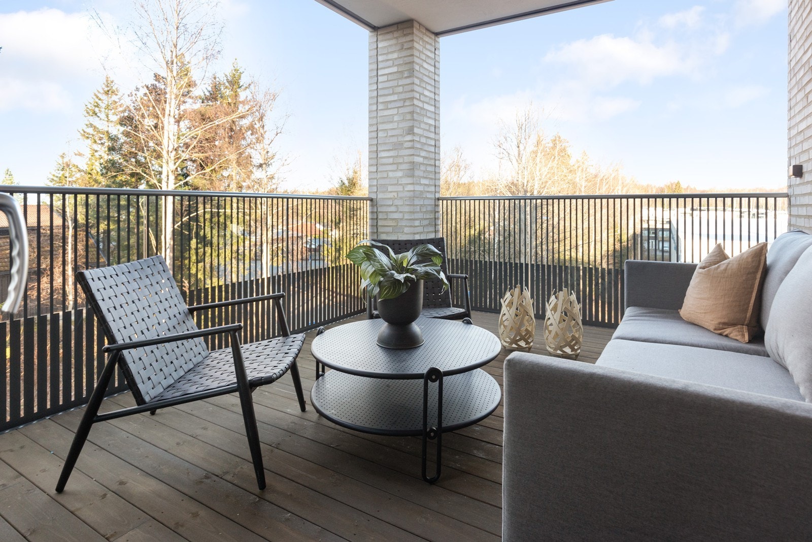 En annen av leilighetens balkonger har takoverbygg og god plass til en sofagruppe. Galleribilde