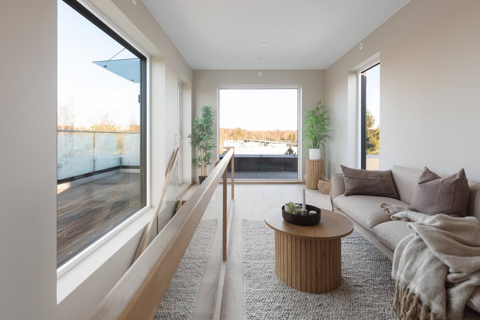 Fra stuen er det direkte utgang til den store takterrassen. Galleribilde