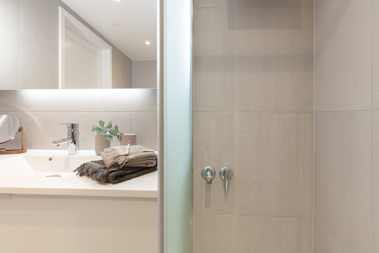 Speil med integrert LED-belysning. Galleribilde