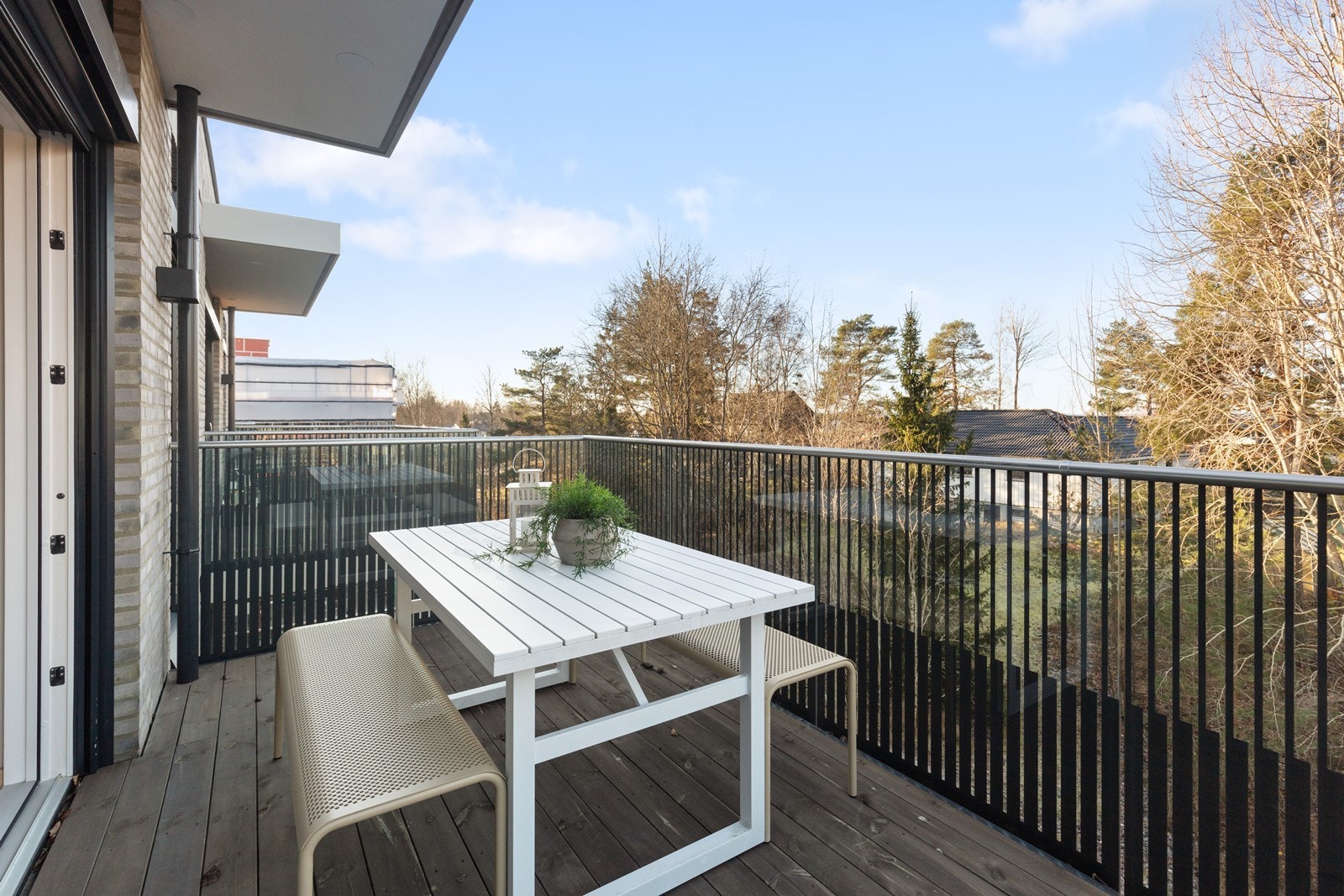 Balkongen har utsikt over nærområdet. Galleribilde