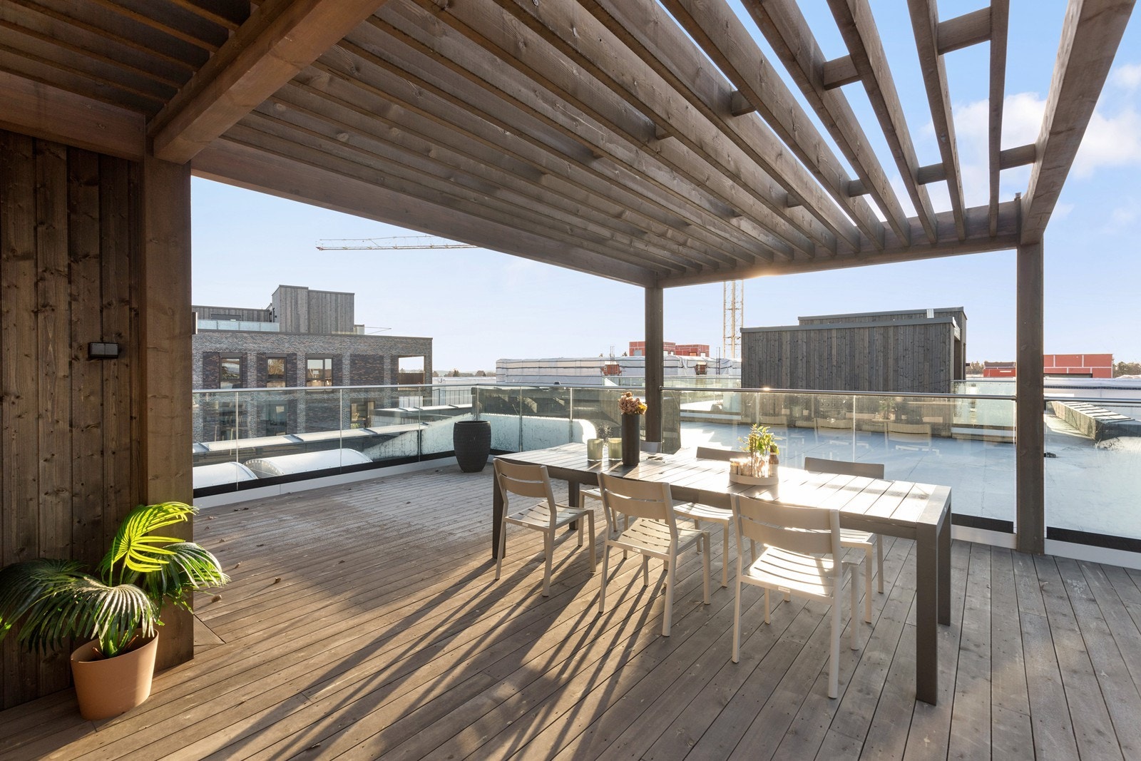 Takterrasse på hele 66 kvm utstyrt med utekjøkken og pergola. Galleribilde