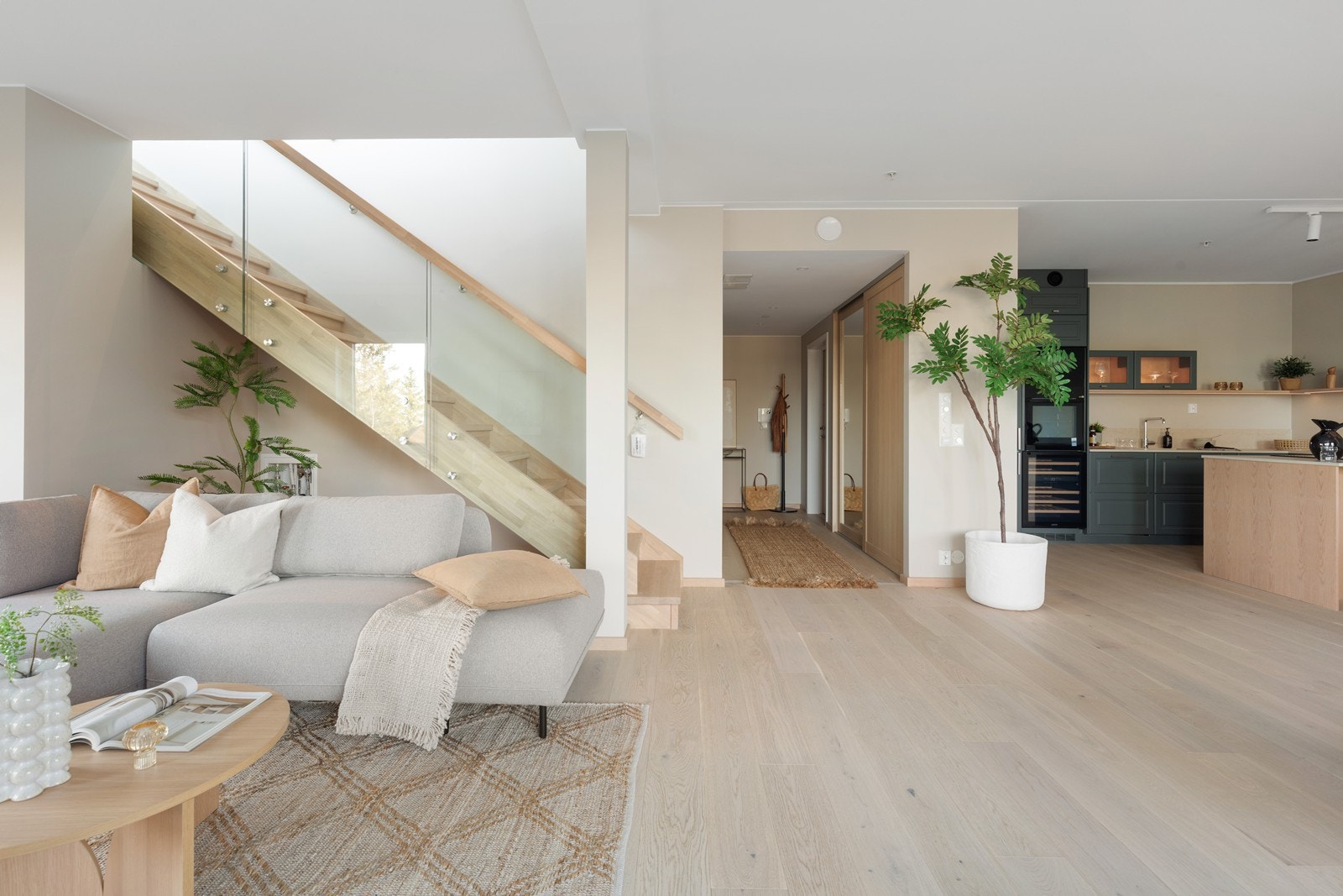 I stuen er det en flott trapp i eik som leder opp til takterrassen. Galleribilde