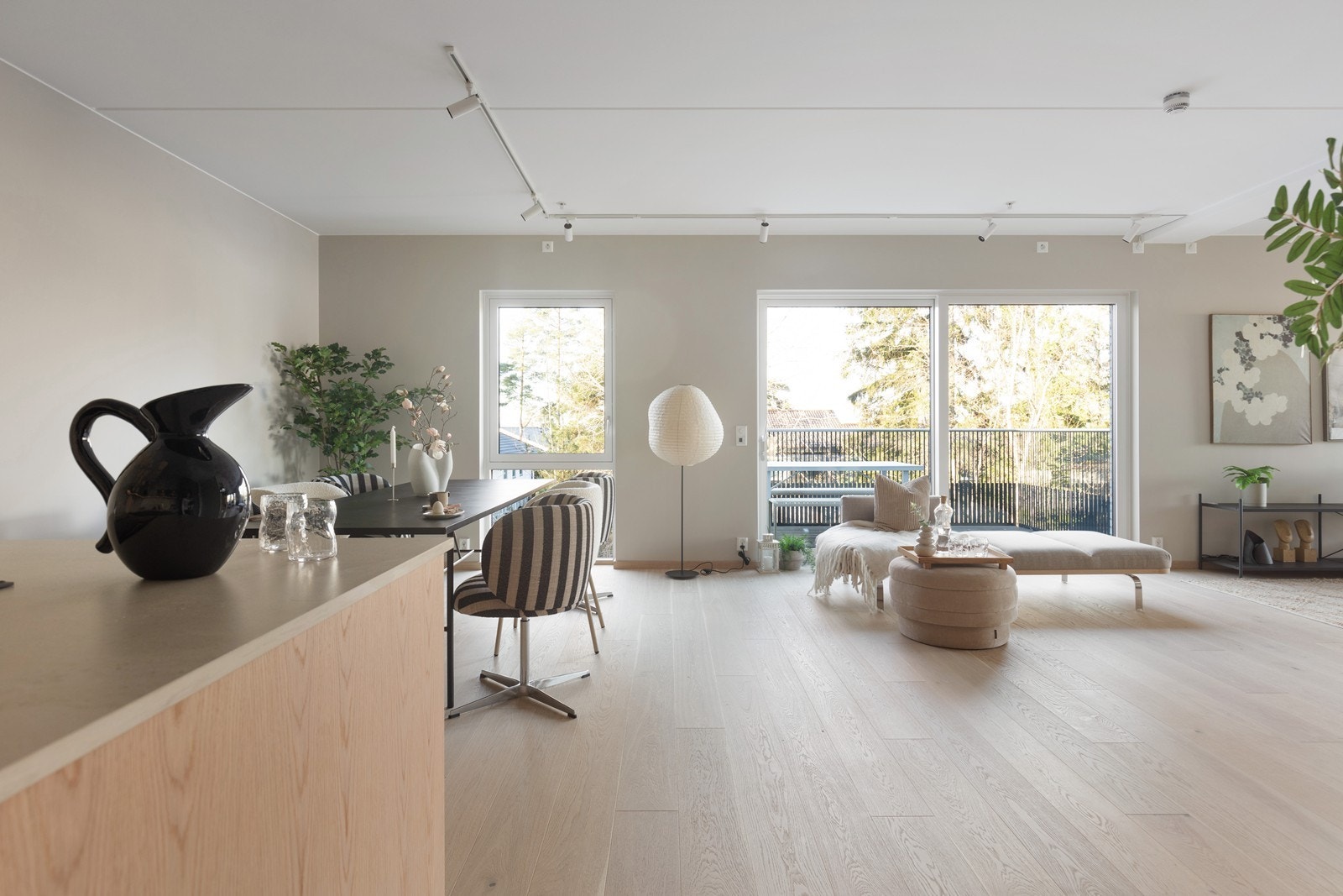 Fra kjøkkenet har man hyggelig utsyn. Galleribilde