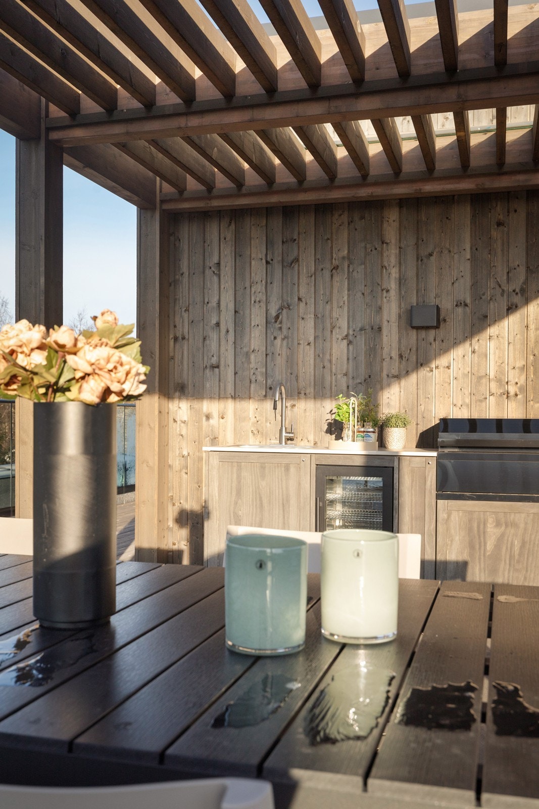 Detaljbilde av utekjøkkenet med pen utførelse og solide materialer. Galleribilde