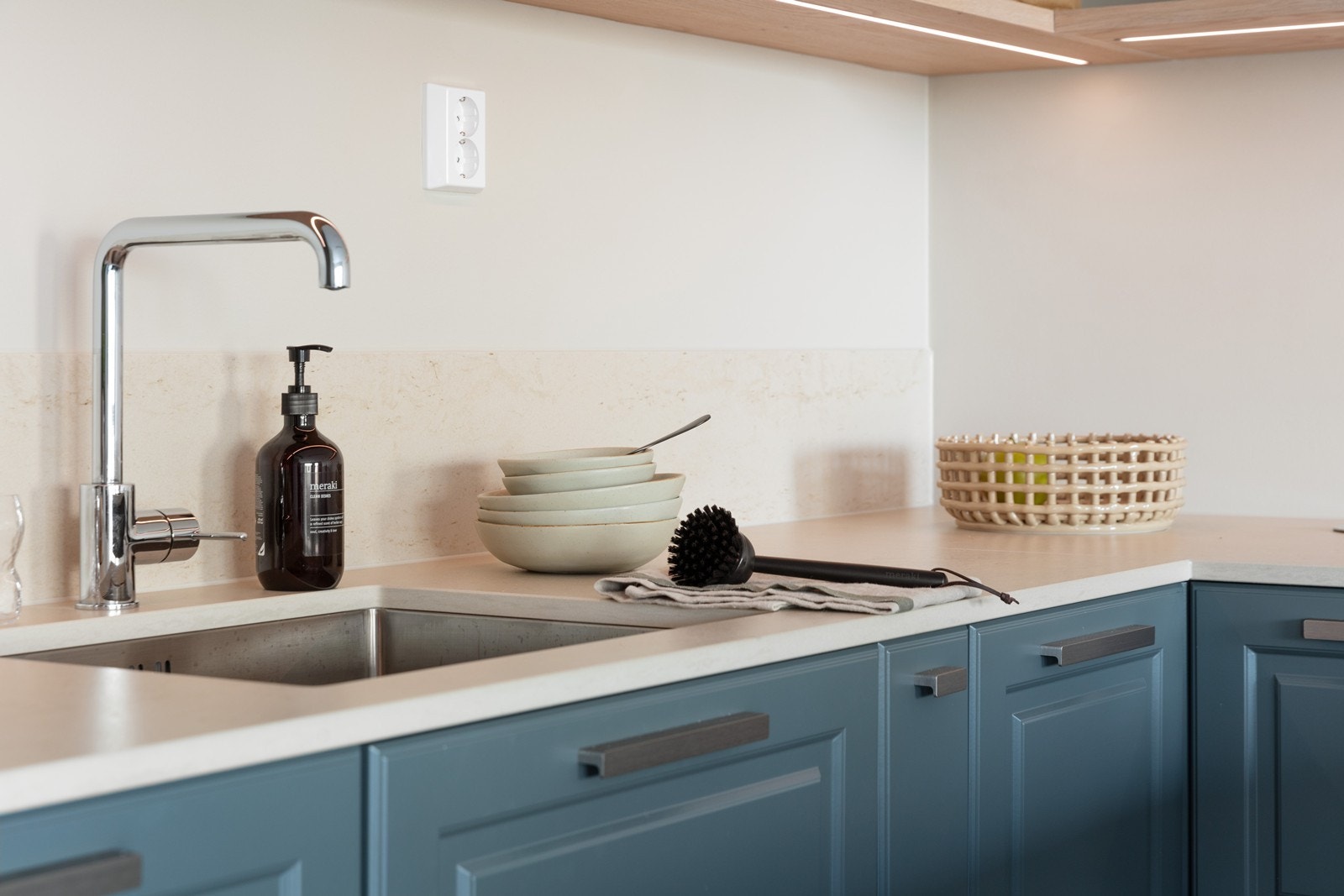 Underlimt vask og slitesterk benkeplate. Galleribilde