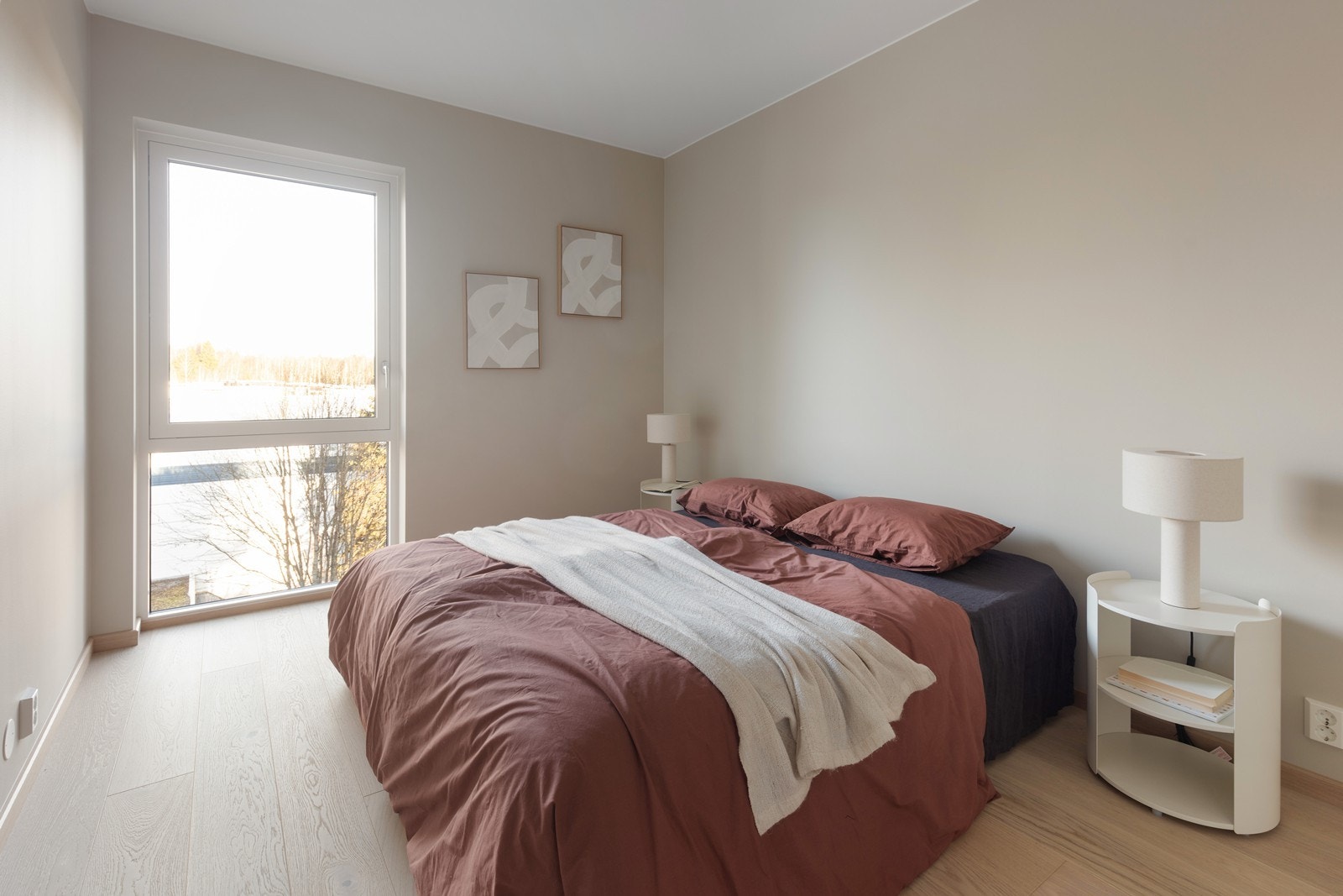 Leilighetens andre soverom har god plass til seng og garderobeløsning. Galleribilde