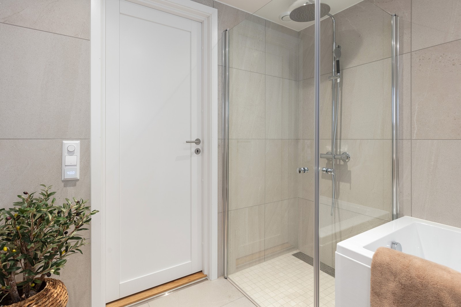 Store fliser på vegger og gulv gir et stilrent uttrykk. Galleribilde