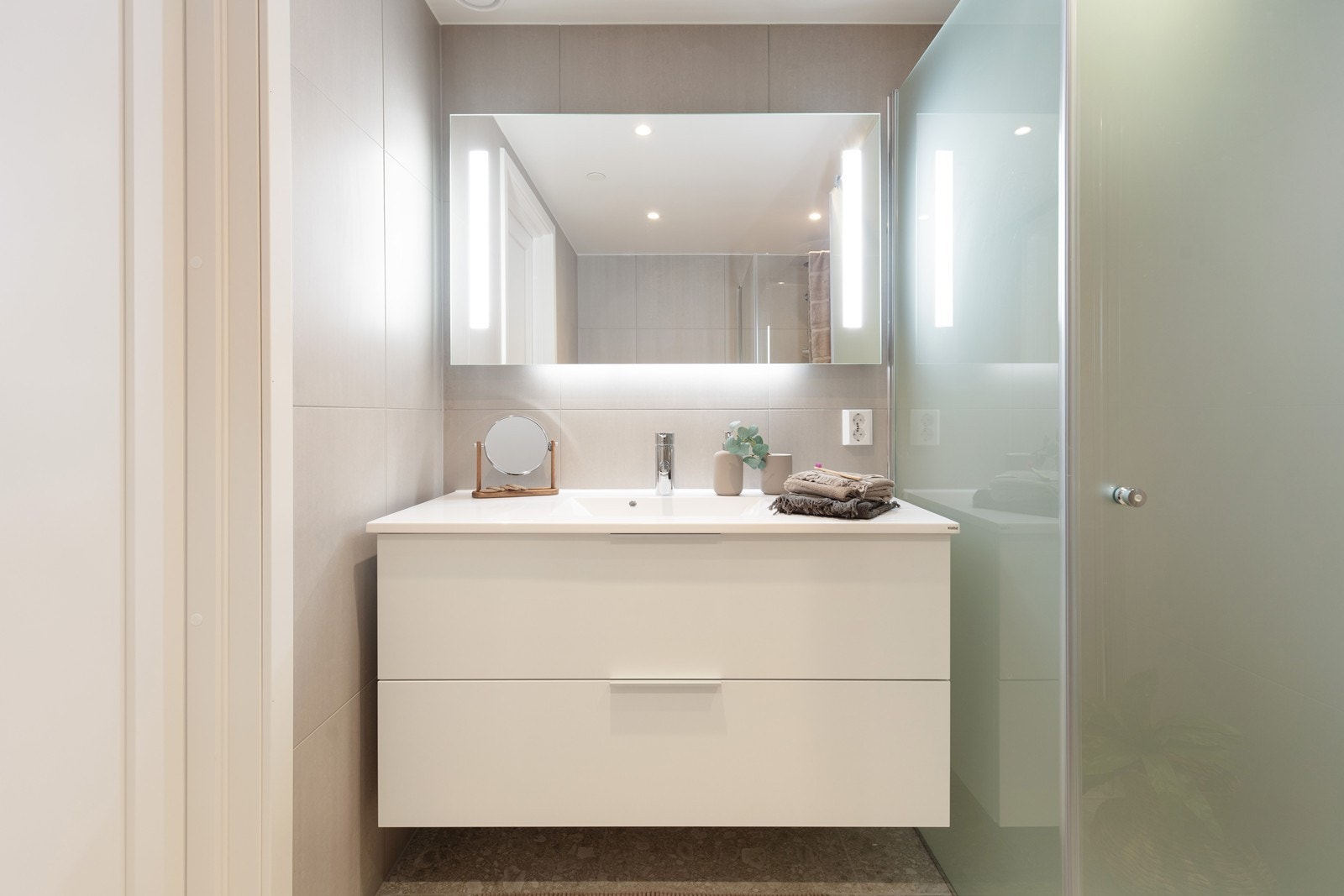 Baderomsinnredning med heldekkende servant og store skuffer. Galleribilde