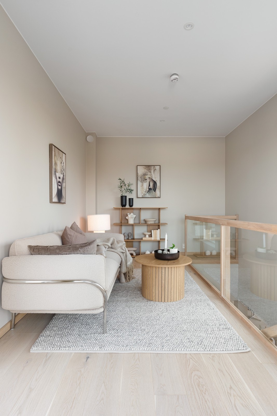 Stuen har gjennomgående parkett og rekkverk i glass. Galleribilde