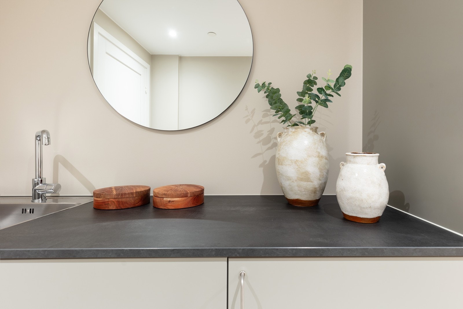 Rommet har flislagt gulv med sluk. Galleribilde