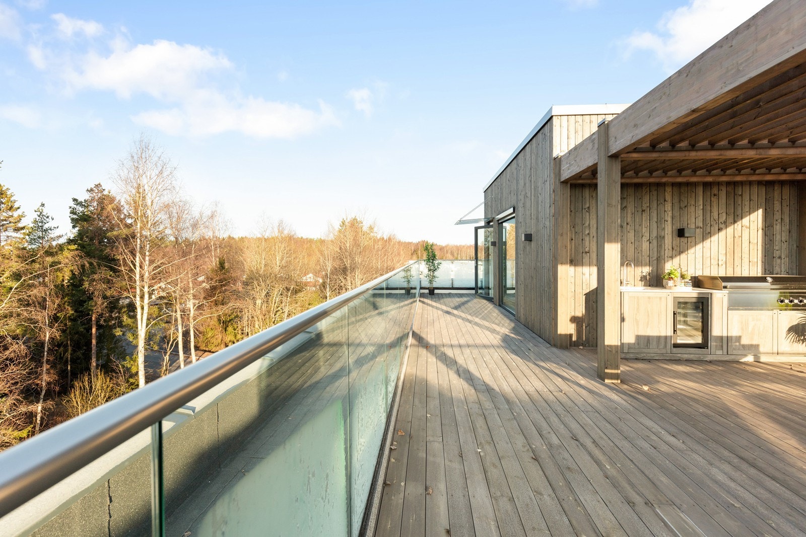 Glassrekkverk sikrer utsikten og sørger for en svært god utførelse. Galleribilde