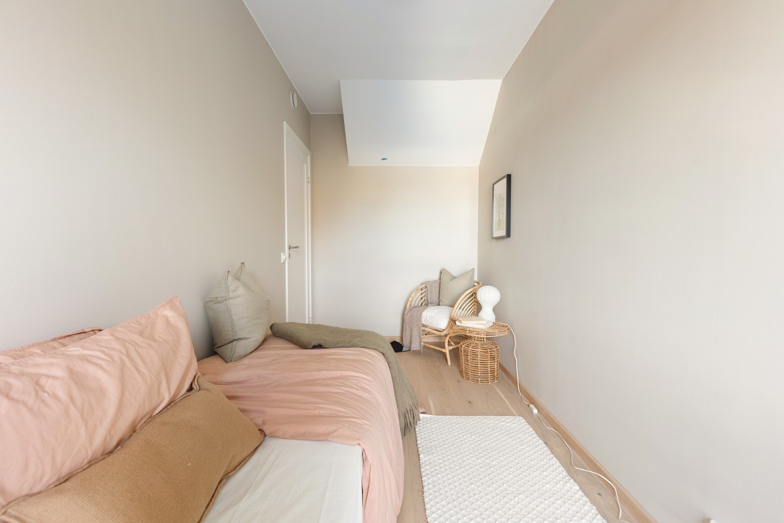 Rommet har en praktisk utforming som gir flere møbleringsmuligheter. Galleribilde