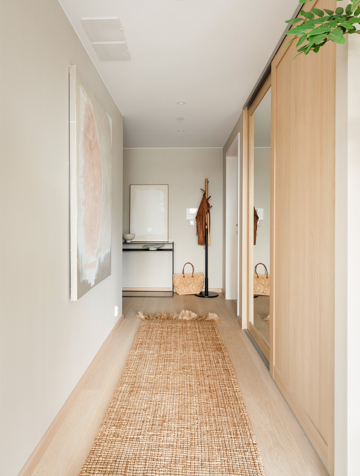 Romslig og pen entré med lekre overflater Galleribilde