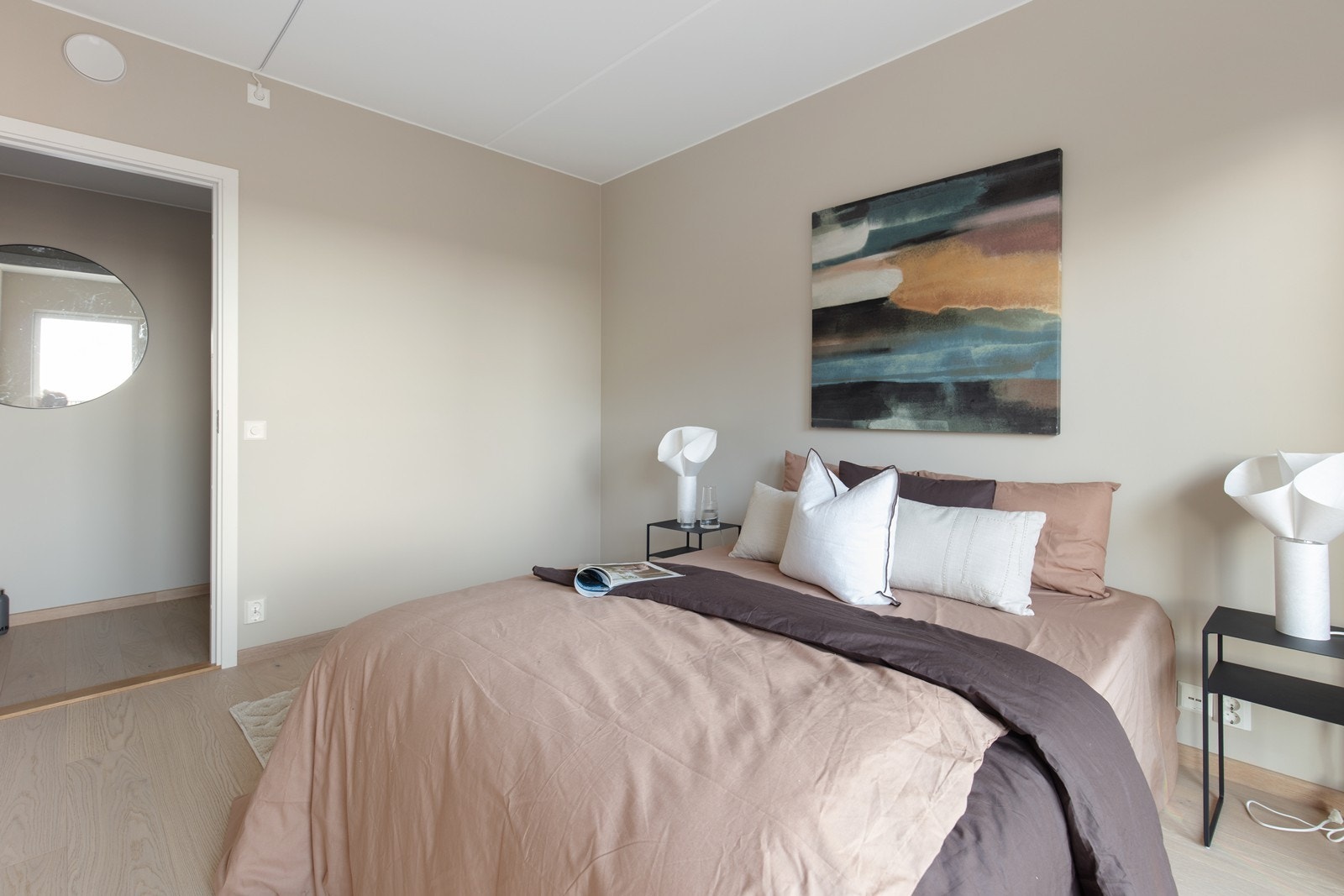 Fra hovedsoverommet er det inngang til et omkledningsrom og privat bad. Galleribilde