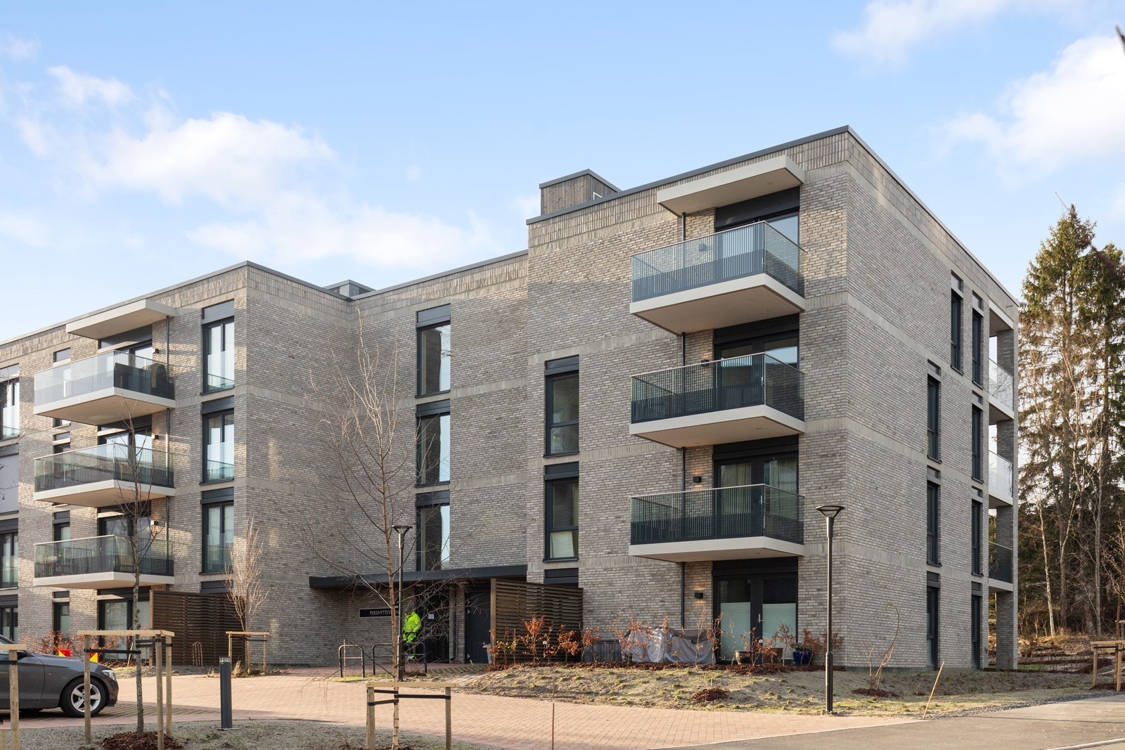 Eiendommen er pent beplantet og har brosteinsbelagte gangveier. Galleribilde