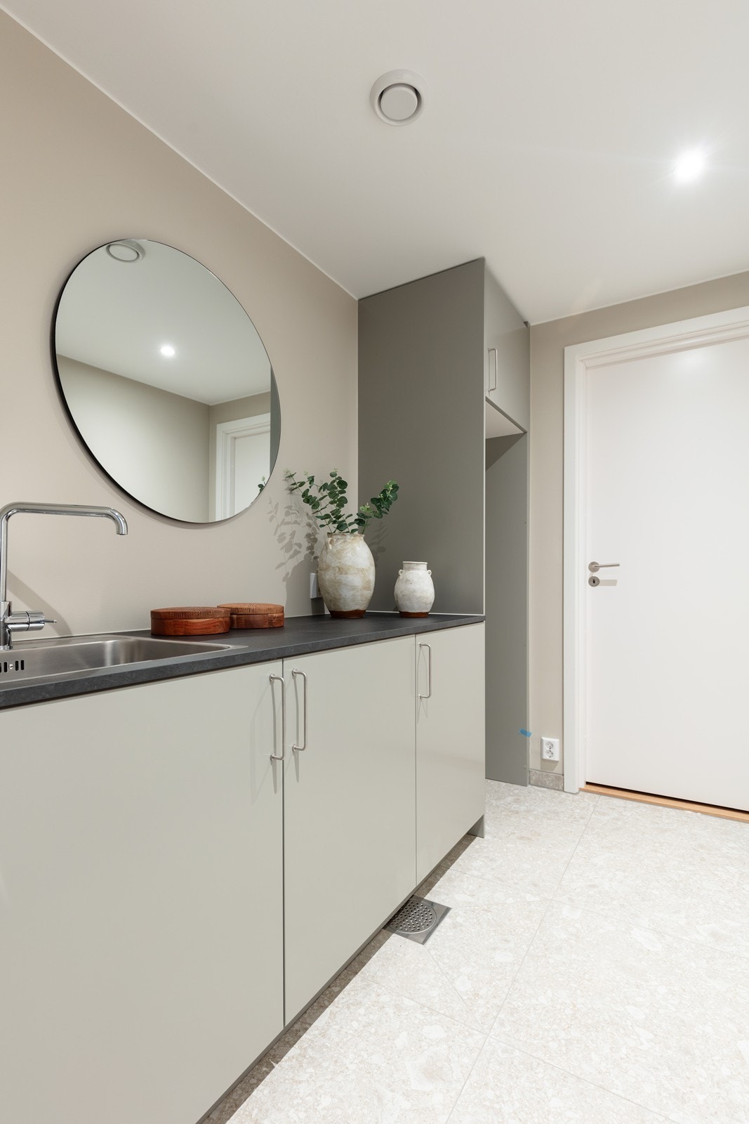 Separat vaskerom med praktisk innredning, skyllekum og opplegg for vaskemaskin. Galleribilde