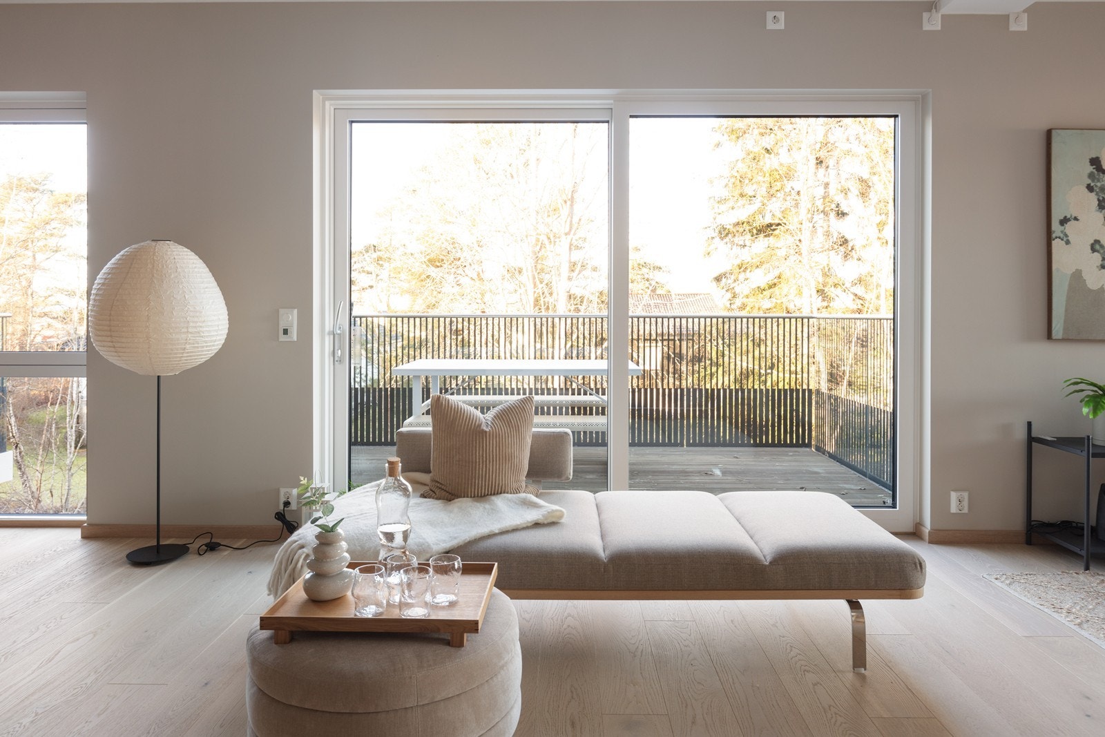 Den store skyvedørene gir mulighet for en naturlig forlengelse av stuen i sommerhalvåret. Galleribilde