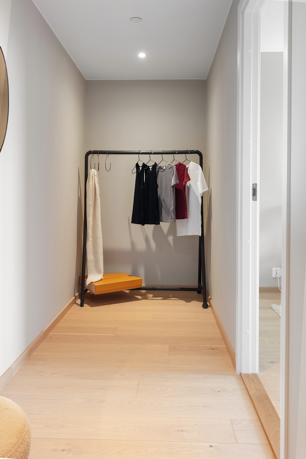 God plass til oppbevaring av klær og sko. Galleribilde