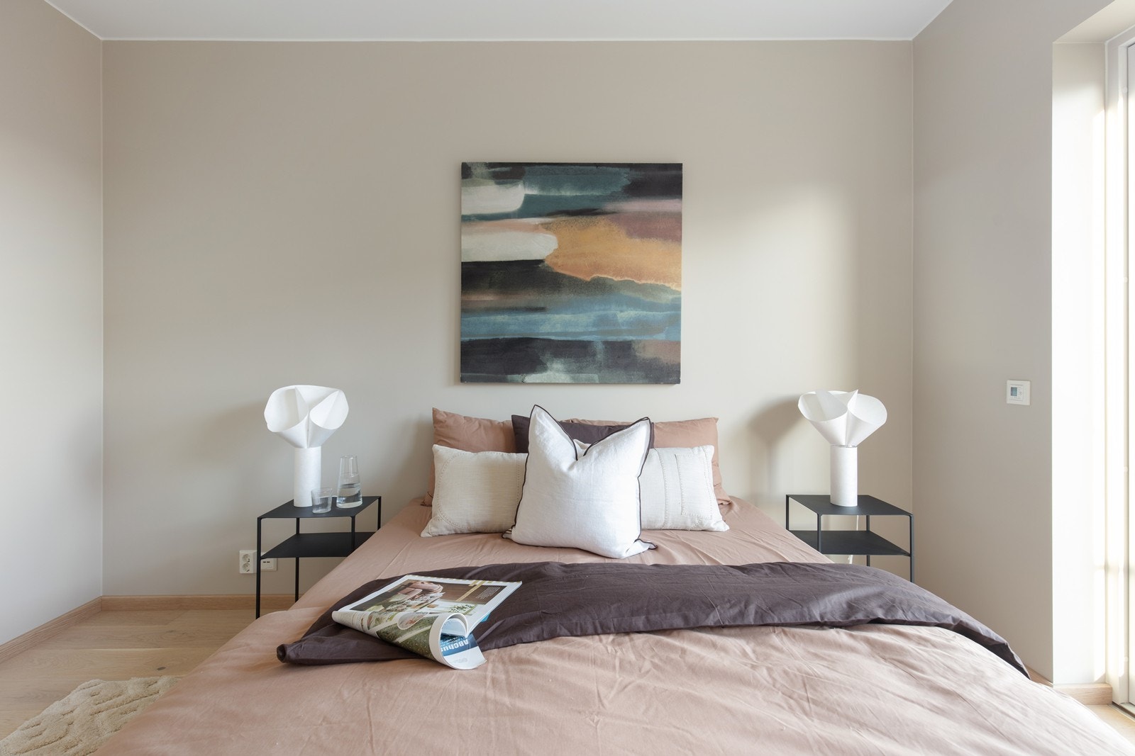 Rommet har god plass til dobbeltseng og nattbord. Galleribilde