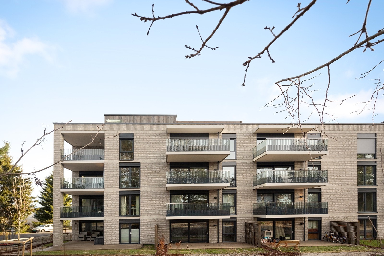 Bygget har en moderne arkitektur med fasade i teglstein. Galleribilde