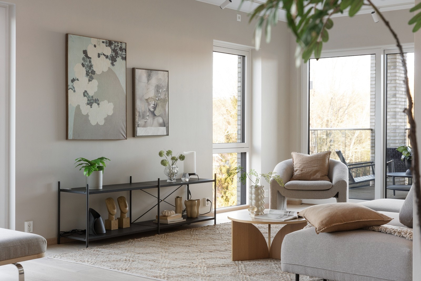 Stuen har god plass til en større sofagruppe og mediemøbel. Galleribilde