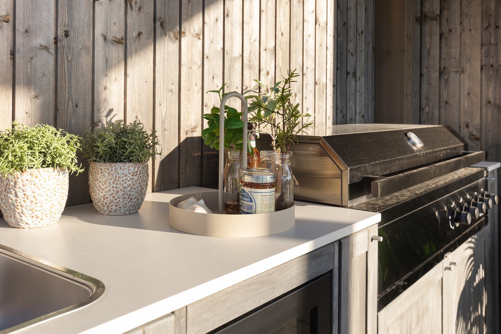 En praktisk og velutstyrt sone for matlaging utendørs. Galleribilde